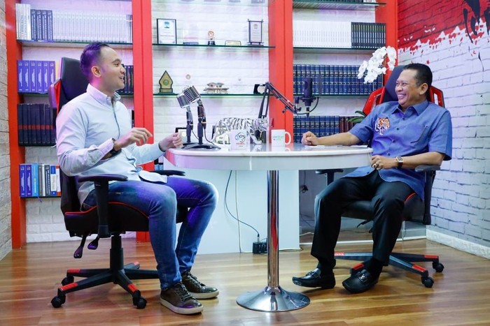 Bamsoet dalam Podcast Ngobras Sampai Ngompol (Ngobrol Santai sampai Ngomong Politik). Ia berbincang bersama Advisor to SE Asian Web3 and NFT Project, Ihsan Fadhlur Rahman