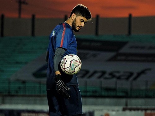 Kiper Arema FC Adilson Aguero Maringa dos Santos harus menjalani pemulihan selama dua pekan karena cedera. Ia cedera saat Arema FC menundukkan Persela Lamongan 1-0 di Stadion Kapten I Wayan Dipta, Gianyar, Bali pada Selasa (1/2).