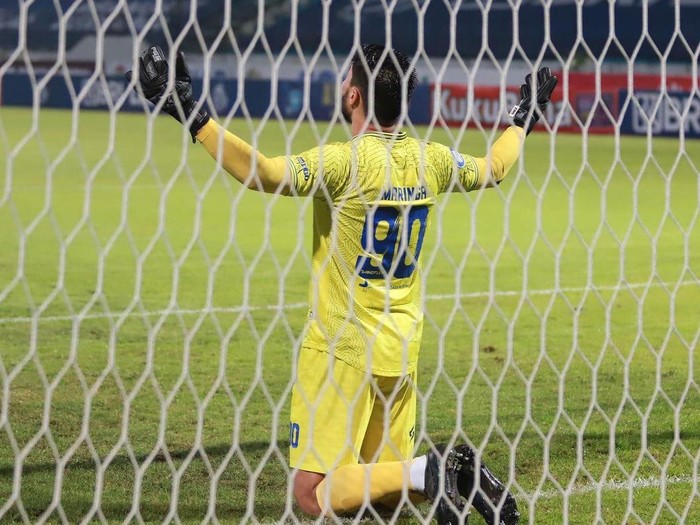 Kiper Arema FC Adilson Aguero Maringa dos Santos harus menjalani pemulihan selama dua pekan karena cedera. Ia cedera saat Arema FC menundukkan Persela Lamongan 1-0 di Stadion Kapten I Wayan Dipta, Gianyar, Bali pada Selasa (1/2).