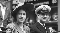 Pada tahun 1952, Ratu Elizabeth tengah tur kerajaan ke hutan Kenya, Afrika, bersama sang suami, Pangeran Philip. Saat itu ia mendapat kabar sang ayah telah meninggal. (AP/Leslie Priest)