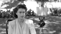 Ratu Elizabeth menjadi sosok reformasi sosial dan politik dan dengan cepat menjadi figur Inggris modern. Selama memimpin, Ratu Elizabeth dikenal sebagai perempuan tegar. Berbagai masalah keluarga kerajaan, pernah dialami dan dilewatinya. (AP Photo)