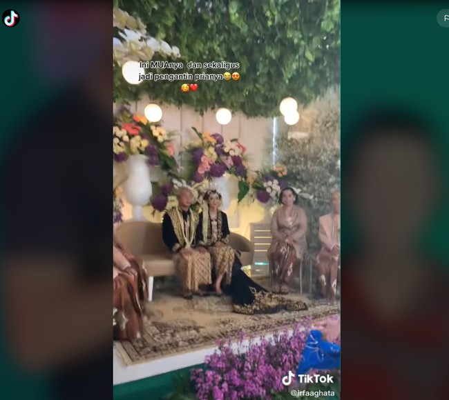 Inilah momen pernikahan pasangan pengantin viral di mana mempelai prianya merias mempelai wanita. Foto: Dok. Tangkapan layar akun TikTok @irfaaghata