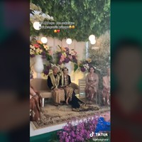 Inilah momen pernikahan pasangan pengantin viral di mana mempelai prianya merias mempelai wanita. Foto: Dok. Tangkapan layar akun TikTok @irfaaghata