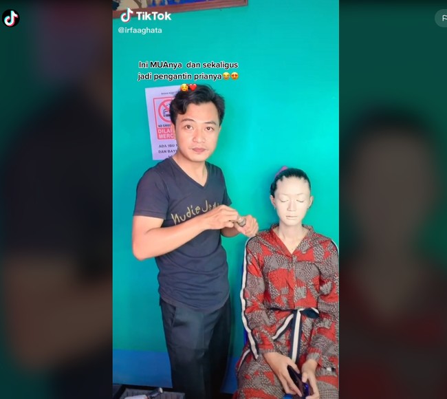 Video tersebut awalnya diunggah oleh akun TikTok @irfaaghata. Dalam video berdurasi 18 detik yang viral tampak pengantin pria fokus merias wajah sang istri. Si pria tampak mengaplikasikan foundation hingga memasangkan bulu mata pada wajah istrinya.  Foto: Dok. Tangkapan layar akun TikTok @irfaaghata