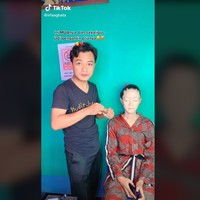Video tersebut awalnya diunggah oleh akun TikTok @irfaaghata. Dalam video berdurasi 18 detik yang viral tampak pengantin pria fokus merias wajah sang istri. Si pria tampak mengaplikasikan foundation hingga memasangkan bulu mata pada wajah istrinya.  Foto: Dok. Tangkapan layar akun TikTok @irfaaghata