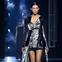 Fashion show koleksi busana Fendi Haute Couture Spring/Summer 2022 di Paris Fashion Week, Januari 2022.  Dok. Getty Images/Pascal Le Segretain.