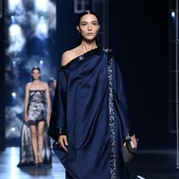 Fashion show koleksi busana Fendi Haute Couture Spring/Summer 2022 di Paris Fashion Week, Januari 2022. Dok. Getty Images/Pascal Le Segretain.