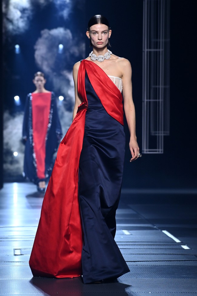 Fashion show koleksi busana Fendi Haute Couture Spring/Summer 2022 di Paris Fashion Week, Januari 2022.  Dok. Getty Images/Pascal Le Segretain.