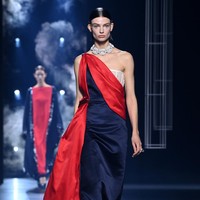 Fashion show koleksi busana Fendi Haute Couture Spring/Summer 2022 di Paris Fashion Week, Januari 2022.  Dok. Getty Images/Pascal Le Segretain.