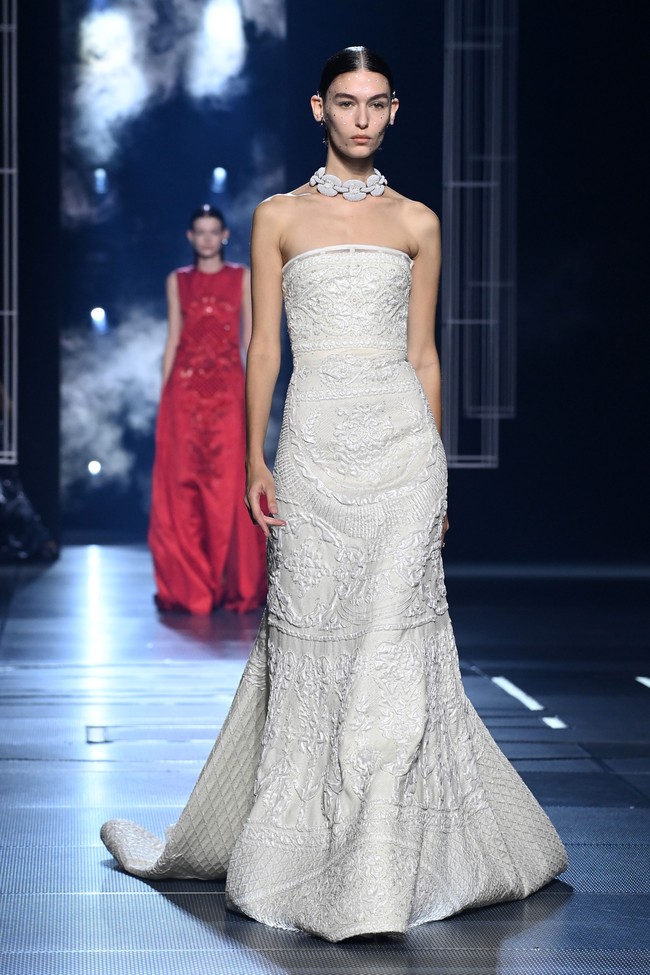 Fashion show koleksi busana Fendi Haute Couture Spring/Summer 2022 di Paris Fashion Week, Januari 2022.  Dok. Getty Images/Pascal Le Segretain.