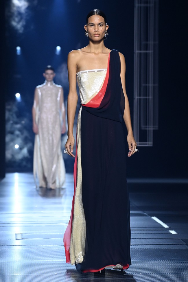Fashion show koleksi busana Fendi Haute Couture Spring/Summer 2022 di Paris Fashion Week, Januari 2022. Dok. Getty Images/Pascal Le Segretain.