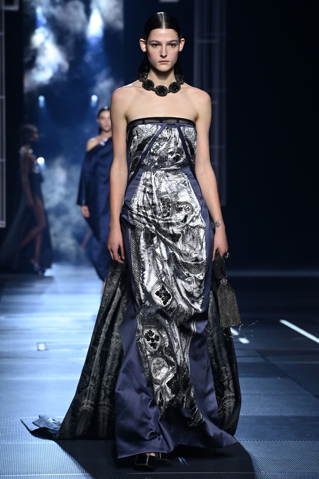 Fashion show koleksi busana Fendi Haute Couture Spring/Summer 2022 di Paris Fashion Week, Januari 2022. Dok. Getty Images/Pascal Le Segretain.