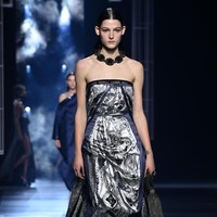 Fashion show koleksi busana Fendi Haute Couture Spring/Summer 2022 di Paris Fashion Week, Januari 2022. Dok. Getty Images/Pascal Le Segretain.