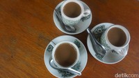 Traveler yang tertarik ngopi di sini, tidak perlu merogoh kocek dalam-dalam karena harganya masih relatif murah. Ngopi pagi plus sarapan untuk bertiga cukup Rp 50 ribu saja. Wajib coba kalau liburan ke Singkawang!