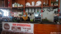 Kopi Tiam Rusen buka dari jam 06.00 hingga 23.00 WIB. Paling cocok datang ke sini pagi-pagi buat ngopi dan sarapan. Secangkir kopi di Kopi Tiam Rusen harganya mulai dari Rp 8.000 saja kok.