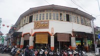 Inilah Kopi Tiam Rusen yang legend banget di Singkawang. Bangunannya juga sangat ikonik. Kedai kopi ini berdiri tepat di seberang Vihara Tri Dharma Bumi Raya, membuat Kopi Tiam Rusen sangat strategis bagi wisatawan.