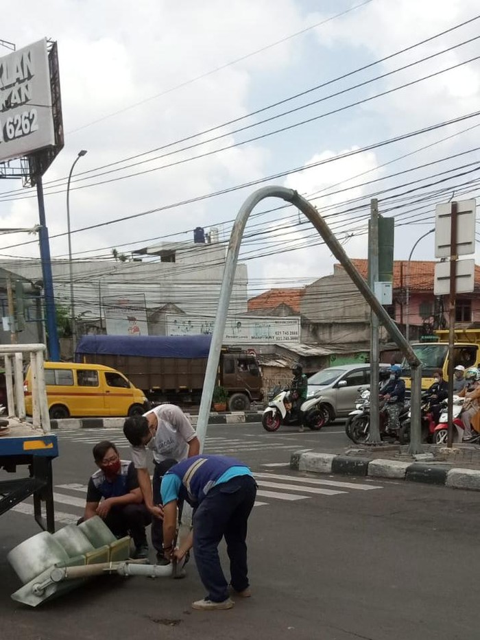 Lampu lalu lintas (traffic light) di perempatan Ciledug, Kota Tangerang, roboh. Tiang yang roboh tersebut sempat dalam kondisi melintang dan menutup jalan. (dok Istimewa)