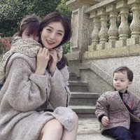 Setelah beberapa kali percobaan tindakan tersebut berhasil dan Li Xueke melahirkan dua anak laki-laki dan satu anak perempuan pada Juli 2019. Foto: Internet/Weibo/Baidu