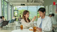 Love and Leashes menceritakan romansa antara Ji Hoo (Lee Jun Young) dan Ji Woo (Seohyun) yang bekerja di perusahaan yang sama. Foto: (dok. Instagram @netflixkr)