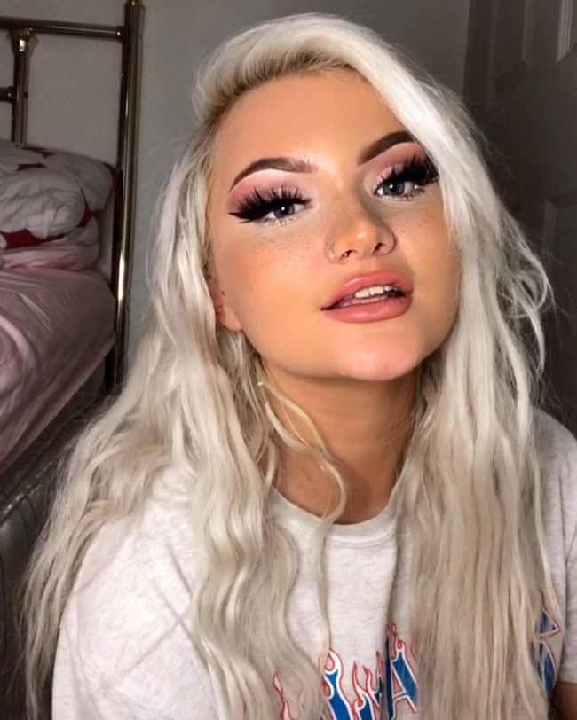 Wanita 22 tahun itu mengaku banyak orang terkejut ketika diberi tahu bahwa ia kuliah jurusan hukum. Karena sering direndahkan, Lowri mau tak mau sering mengungkit fakta tersebut. Foto: Instagram @lowrirose