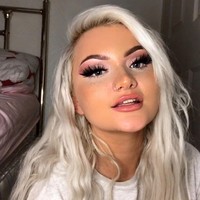 Wanita 22 tahun itu mengaku banyak orang terkejut ketika diberi tahu bahwa ia kuliah jurusan hukum. Karena sering direndahkan, Lowri mau tak mau sering mengungkit fakta tersebut. Foto: Instagram @lowrirose