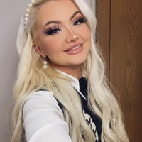 FSelain mahasiswa, Lowri juga seorang model seksi dan sering mengunggah konten di media sosial. Hal itu membuat semakin orang merendahkannya dan mengira bahwa ia tidak berpendidikan. oto: Instagram @lowrirose