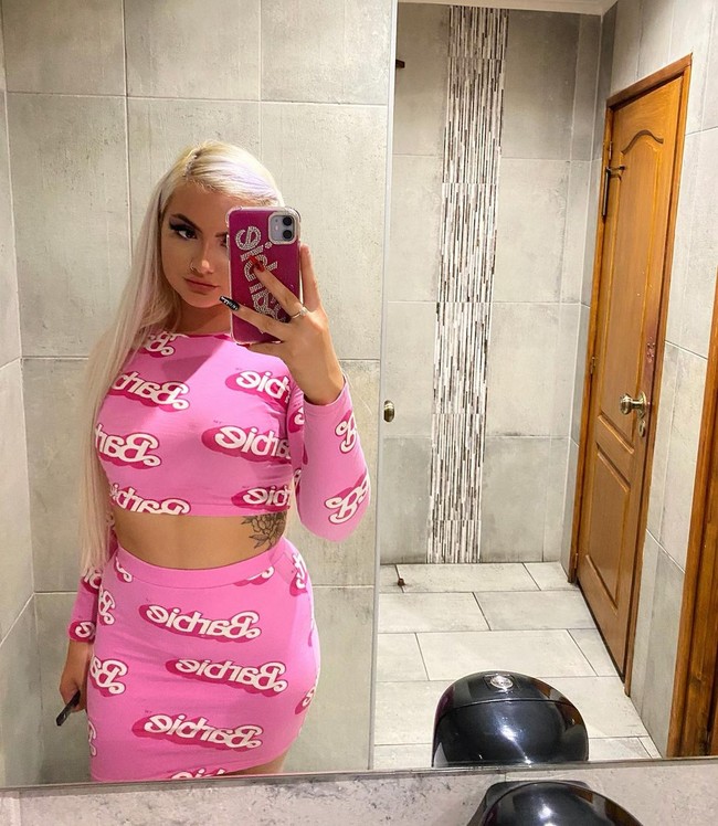 FLowri pun memang suka Barbie dan tampil ekstra feminin seperti boneka. Ia juga punya peliharaan anjing kecil karena itu, Lowri sering dijuluki Elle Woods atau Legally Blonde. oto: Instagram @lowrirose