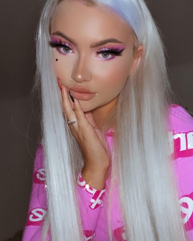 Lowri Rose-Williams adalah mahasiswa jurusan hukum yang mengaku sering dipandang sebelah mata karena suka tampil bak Barbie. Ia kerap dikira orang sebagai wanita pirang yang bodoh sebelum mengetahui latar belakangnya.Foto: Instagram @lowrirose