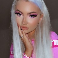 Lowri Rose-Williams adalah mahasiswa jurusan hukum yang mengaku sering dipandang sebelah mata karena suka tampil bak Barbie. Ia kerap dikira orang sebagai wanita pirang yang bodoh sebelum mengetahui latar belakangnya.Foto: Instagram @lowrirose