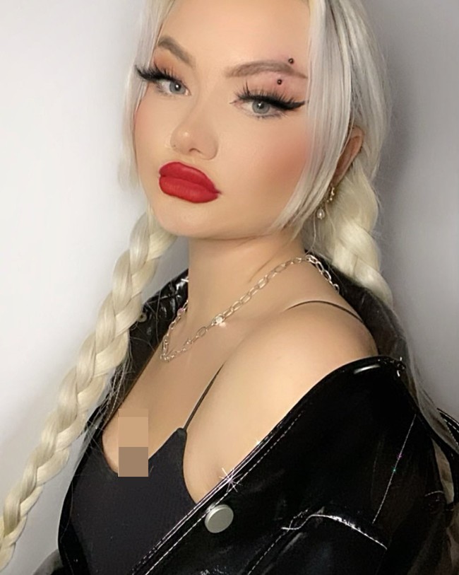 Orang-orang sering berbicara dengan cara yang merendahkanku dan bercanda bahwa aku bodoh, terutama para pria. Aku merasa orang-orang ngabaikanku dan berasumsi aku tidak punya nilai dalam perkataanku. Itu mengesalkan karena aku merasa itu anggapan yang aneh tapi ketika mereka mengenalku mereka berubah pikiran, ujarnya.Foto: Instagram @lowrirose