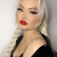 Orang-orang sering berbicara dengan cara yang merendahkanku dan bercanda bahwa aku bodoh, terutama para pria. Aku merasa orang-orang ngabaikanku dan berasumsi aku tidak punya nilai dalam perkataanku. Itu mengesalkan karena aku merasa itu anggapan yang aneh tapi ketika mereka mengenalku mereka berubah pikiran, ujarnya.Foto: Instagram @lowrirose