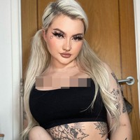 FAku punya kuku dan bulu mata yang sangat panjang dan rambutku sering kali ditata yang mana mahal tapi sepadan punya rambut panjang platinum. Aku pikir itu mengapa orang berpikir aku bodoh karena aku terlihat seperti boneka kecil, kata Lowri dilansir Dailystar.oto: Instagram @lowrirose