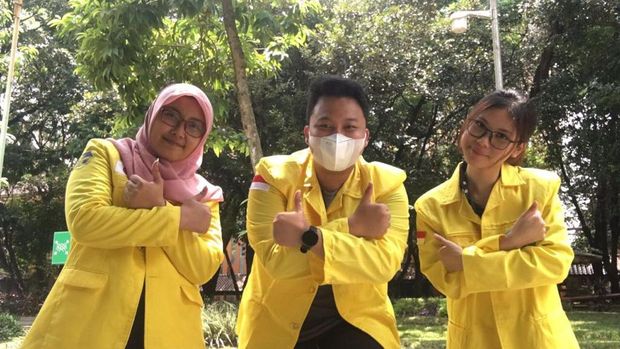 Tiga mahasiswa UI yang menciptakan alat penerjemah bahasa isyarat.  Almaz Scarletta - Daffa Fairuzaufa - Aine Shahnaz (Ki-Ka)