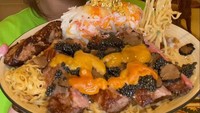 Mie instan buatan Sisca Kohl juga tak kalah mewah. Dinilai seharga Rp 16 juta karena diracik dengan edible gold, kaviar, truffle dan foie gras. Foto: TikTok @siscakohl