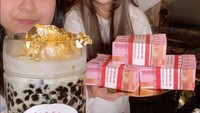 Begitu juga dengan boba buatannya. Dinilai seharga Rp 300 juta karena diracik dengan edible gold dan disajikan dalam gelas berukuran jumbo. Foto: TikTok @siscakohl