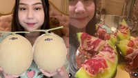Terakhir ada buah melon dari Jepang. Bah melon itu bernama SHizuoka Crown Musk Melon yang dibanderol seharga Rp 5. juta. Foto: TikTok @siscakohl