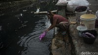 Meski kali itu berwarna hitam pekat seperti itu masih tetap saja digunakan oleh warga untuk mencuci pakaian dan beberapa kebutuhan lainnya. 