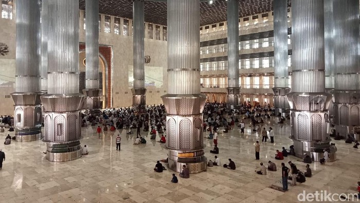Masjid Istiqlal masih menggelar salat Jumat. Protokol kesehatan diterapkan ketat. (Anggi M/detikcom)