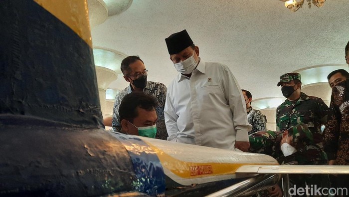 Menhan Prabowo Subianto melihat drone dan rudal buatan mahasiswa UGM, Jumat (4/2/2022).