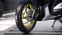 Kaki-kaki juga dibuat lebih gede dari versi standar. Vario 160 ini menggunakan ban Pirelli Angel Scooter dengan 120/70 ring 14 (depan) dan 140/70 ring 14 (belakang). Foto: Astra Honda Motor