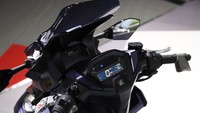Untuk memperkuat kesan bog scooter, posisi spion juga dipindah, dari setang ke area depan windshield. Foto: Astra Honda Motor