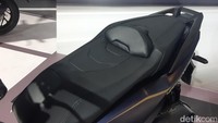 Tampilan gambot juga terlihat dari penggunaan jok model custom yang memiliki desain pemisah jok dengan bantalan. Foto: Ridwan Arifin