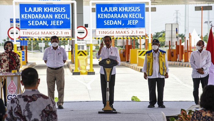 Momen Jokowi Resmikan Tol Binjai-Stabat Presiden Joko Widodo (ketiga kiri) didampingi Menteri Koordinator Bidang Kemaritiman dan Investasi Luhut Binsar Pandjaitan (kelima kiri), Gubernur Sumatera Utara Edy Rahmayadi (kanan), Menteri Keuangan Sri Mulyani Indrawati (keempat kiri) Menteri Pariwisata dan Ekonomi Kreatif Republik Indonesia Sandiaga Uno (kedua kiri) dan pejabat lainnya meresmikan Jalan Tol Trans Sumatera (JTTS) seksi I Binjai-Pangkalan Brandan ruas Binjai-Stabat di Langkat, Sumatera Utara, Jumat (4/2/2022). Presiden Joko Widodo� meresmikan jalan tol Binjai-Stabat sepanjang 11,8 km) yang merupakan bagian dari Jalan Tol Trans Sumatera yang menghubungkan Provinsi Lampung hingga Provinsi Aceh.