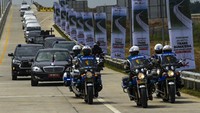 Rangkaian kendaraan dinas yang membawa Presiden Joko Widodo dan rombongan saat tiba di lokasi acara peresmian Jalan Tol Trans Sumatera (JTTS) seksi I Binjai-Pangkalan Brandan ruas Binjai-Stabat di Langkat, Sumatera Utara, Jumat (4/2/2022). 