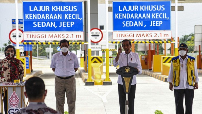 Presiden Joko Widodo (ketiga kiri) didampingi Menteri Koordinator Bidang Kemaritiman dan Investasi Luhut Binsar Pandjaitan (kelima kiri), Gubernur Sumatera Utara Edy Rahmayadi (kanan), Menteri Keuangan Sri Mulyani Indrawati (keempat kiri) Menteri Pariwisata dan Ekonomi Kreatif Republik Indonesia Sandiaga Uno (kedua kiri) dan pejabat lainnya meresmikan Jalan Tol Trans Sumatera (JTTS) seksi I Binjai-Pangkalan Brandan ruas Binjai-Stabat di Langkat, Sumatera Utara, Jumat (4/2/2022). Presiden Joko Widodo� meresmikan jalan tol Binjai-Stabat sepanjang 11,8 km) yang merupakan bagian dari Jalan Tol Trans Sumatera yang menghubungkan Provinsi Lampung hingga Provinsi Aceh.