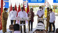 Presiden Jokowi menandatangani prasasti peresmian Tol Binjai-Stabat di Sumatera Utara (Sumut).