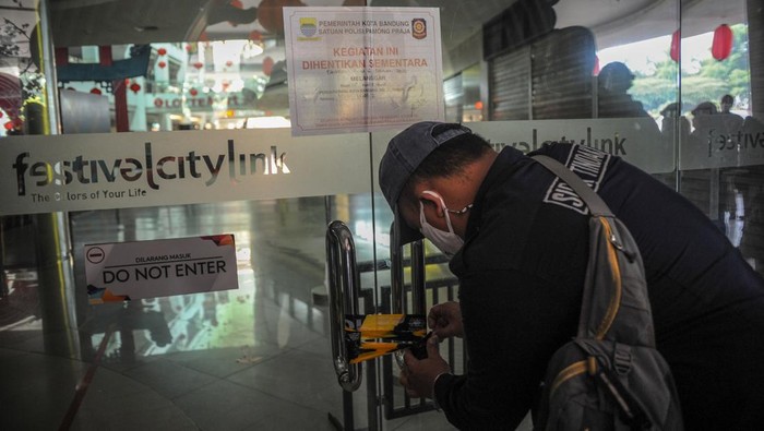 Petugas Satpol PP bersiap untuk menyegel Mal Festival Citylink di Bandung, Jawa Barat, Jumat (4/2/2022). Satuan Tugas COVID-19 Kota Bandung memberikan denda serta menyegel sementara Mal Festival Citylink selama tiga hari imbas dari adanya kerumunan dalam pertunjukan barongsai saat perayaan Tahun Baru Imlek pada Selasa (1/2/2022). ANTARA FOTO/Raisan Al Farisi/tom.