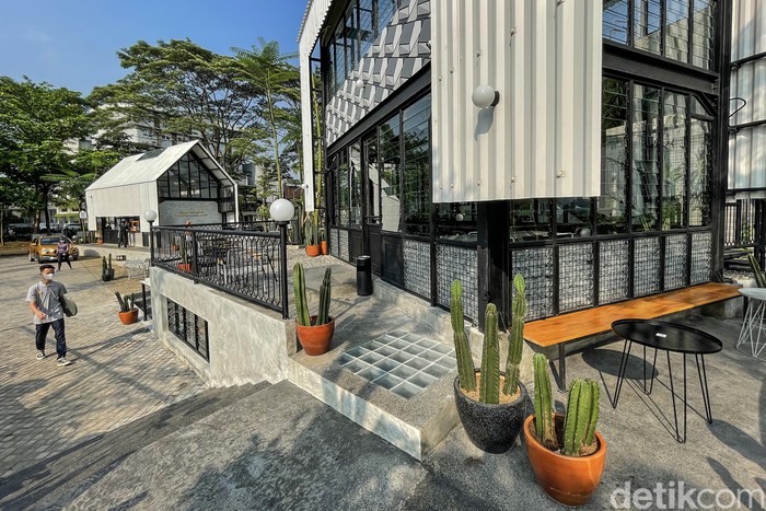 Lokasinya hanya tanah lapang biasa, hampir tidak ada yang bisa diekspose. Namun lewat detil arsitektur, tempat ini mengagumkan buat menikmati kopi dan secarik menu.