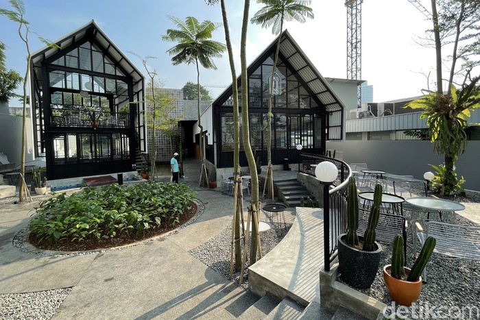 Lokasinya hanya tanah lapang biasa, hampir tidak ada yang bisa diekspose. Namun lewat detil arsitektur, tempat ini mengagumkan buat menikmati kopi dan secarik menu.