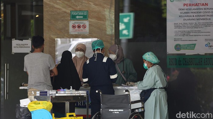 Tenaga kesehatan membawa pasien yang akan masuk di instalasi gawat darurat (IGD) Rumah Sakit Umum Daerah (RSUD) Chasbullah Abdulmadjid, Kota Bekasi, Jawa Barat, Jumat (4/2/2022).